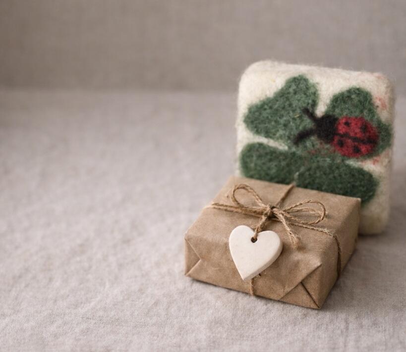 Kleines-Geschenk-filzseife
