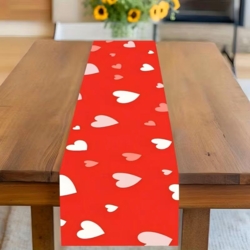Chemin de table à cœurs rouges