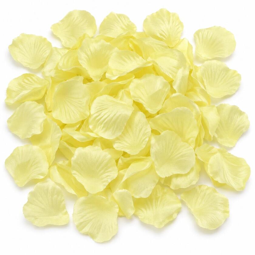 Pétales de roses jaune clair