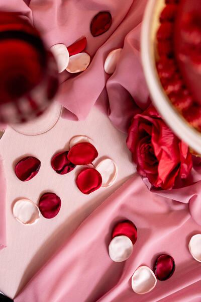 Pétales de roses roses