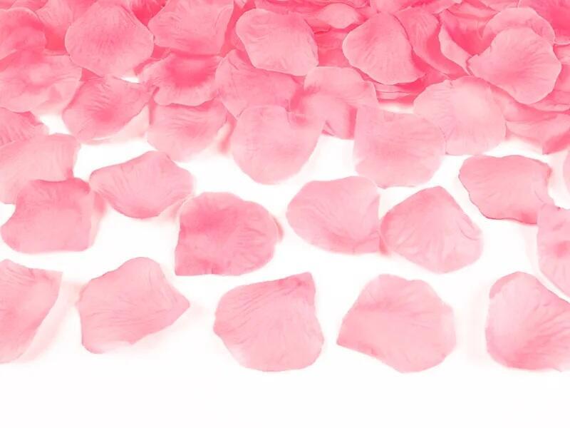 Pétales de roses rose clair