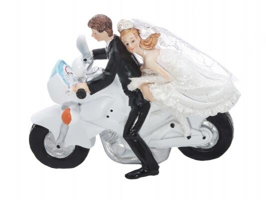 Les jeunes mariés sur une moto.