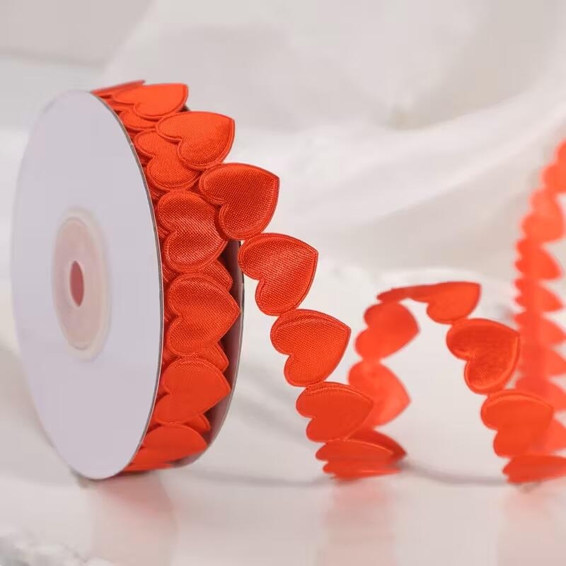 Ruban en satin rouge avec cœurs – 15 mm