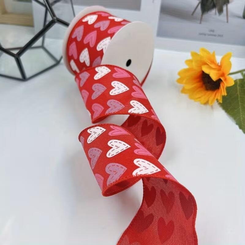 Ruban décoratif rouge avec cœurs – bord renforcé 635 mm