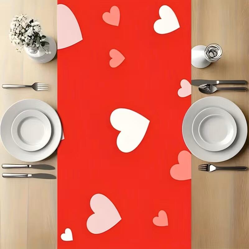 Chemin de table à cœurs rouges