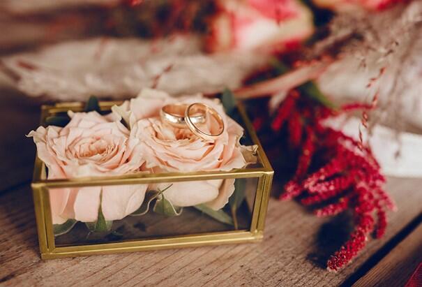 Boîte en verre dorée pour alliances
