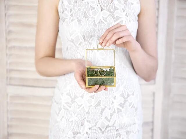 Boîte en verre dorée pour alliances