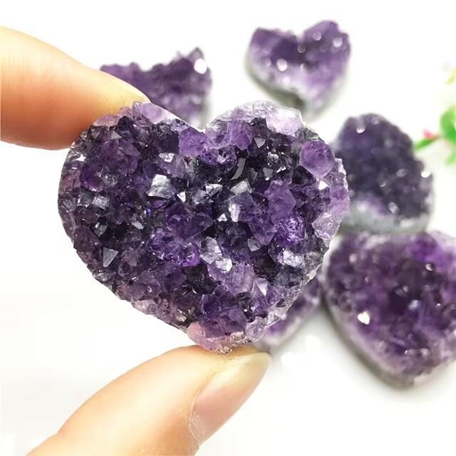Herzförmiger Amethyst natürlicher Edelstein für Deko