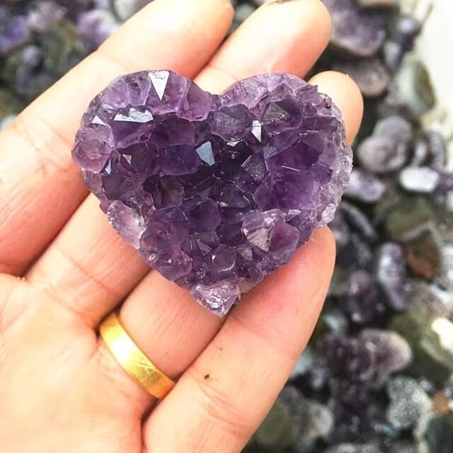 Herzförmiger Amethyst natürlicher Edelstein für Deko