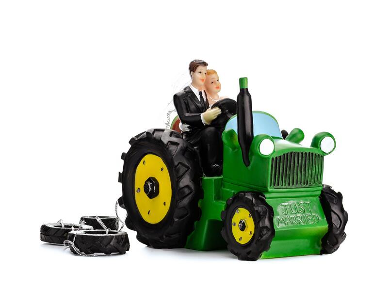 Brautpaar auf Traktor