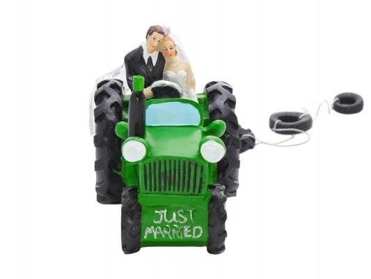 Mariée et marié sur tracteur