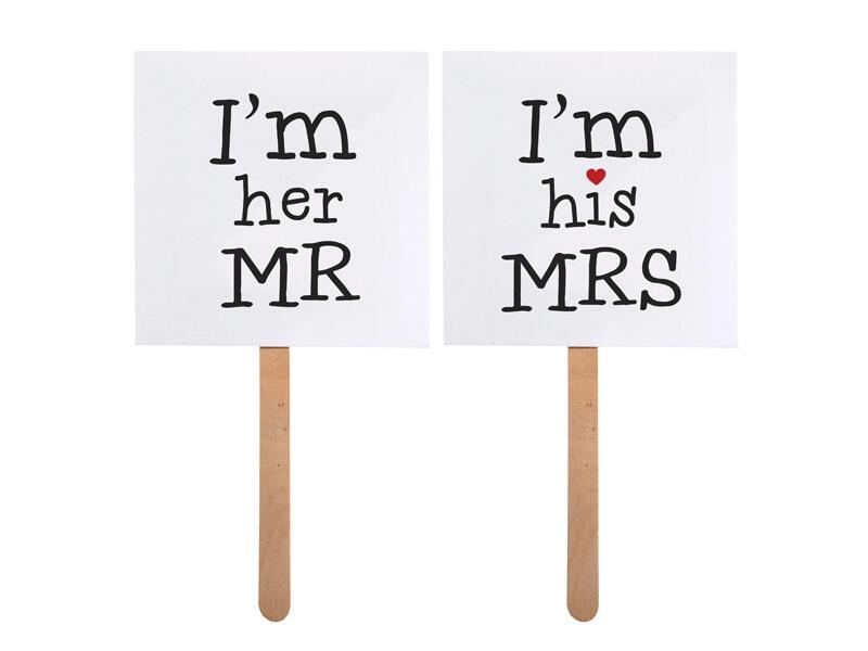 Karten auf einem Holzstab  "I'm his MRS", "I'm her MR"