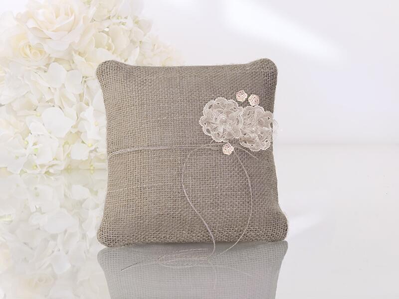 Coussin bague toile de jute fleurs rose clair