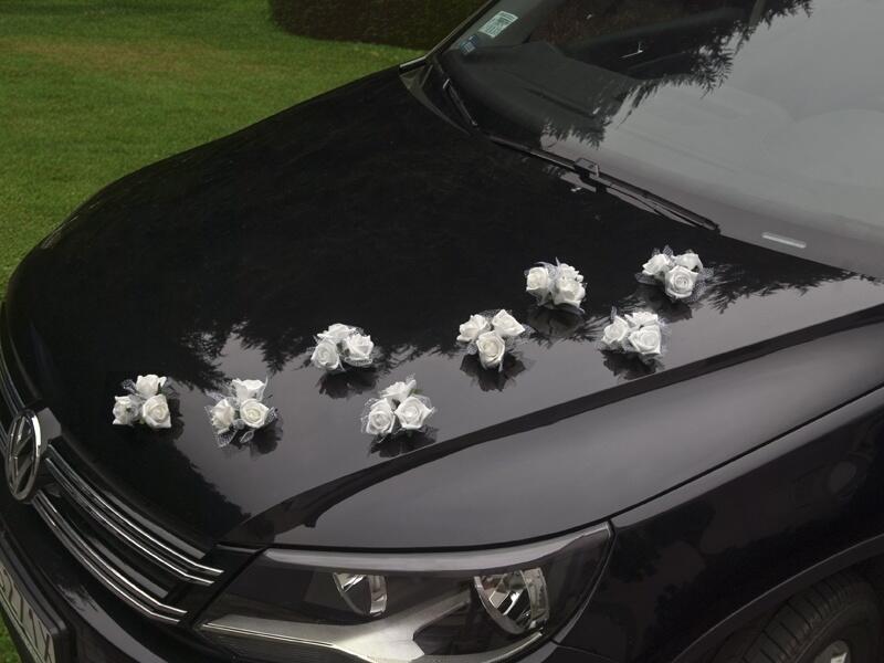 Décoration de voiture de mariage roses blanches