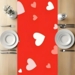 Chemin de table à cœurs rouges