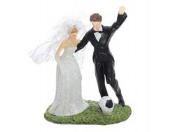 Mariée et marié jouant au football