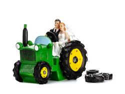Mariée et marié sur tracteur