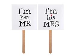 Karten auf einem Holzstab  "I'm his MRS", "I'm her MR"